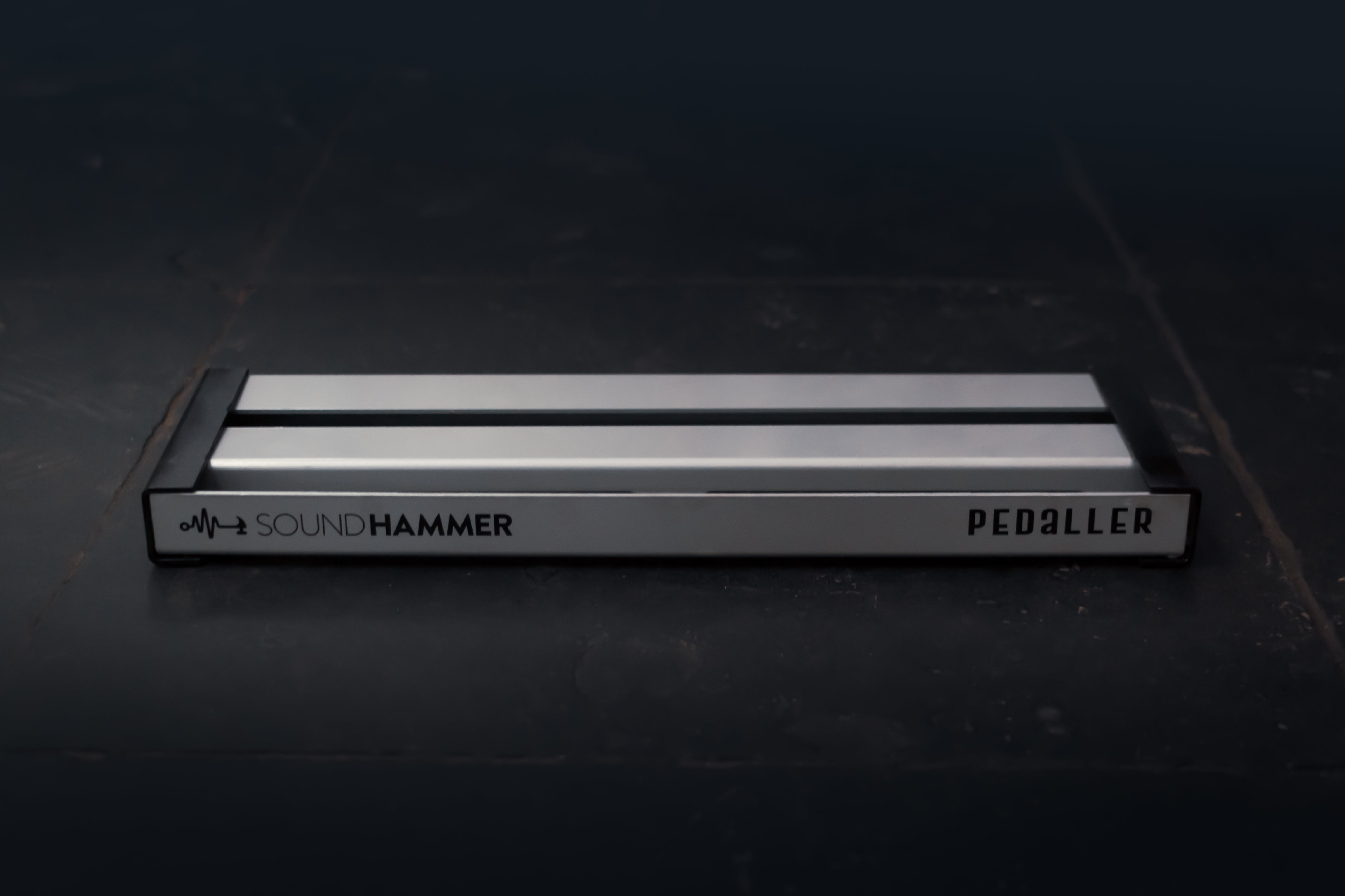 front view of white grey flat guitar pedalboard custom made by soundhammer